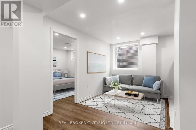 Photo du bâtiment - 392 Clarkson Gate