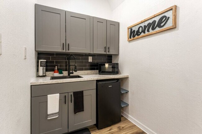 Foto del edificio - 2233 E Kaley Ave