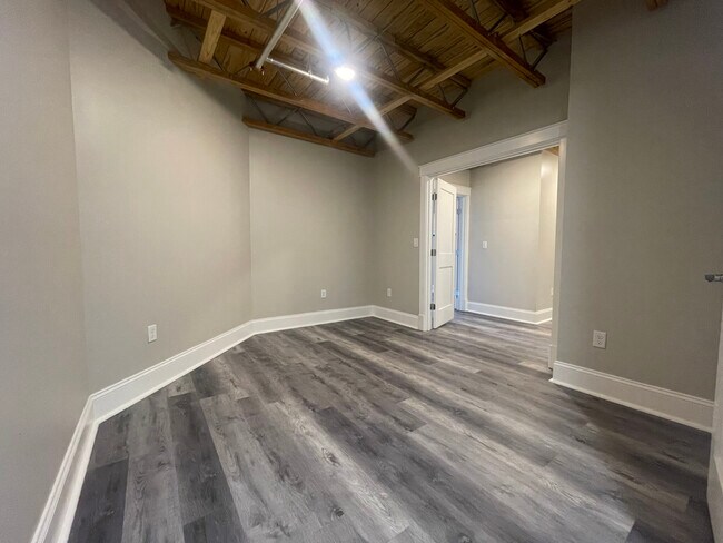 Building Photo - 330-350 Pleasant St. Unit 208