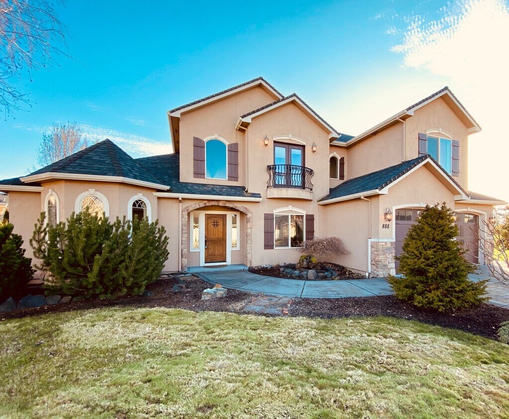 Primary Photo - Beautiful 5 bedroom, 3 bath home on the Ea...