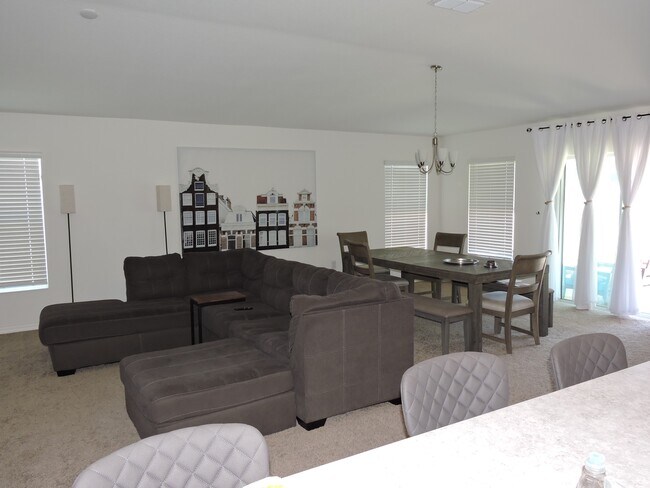 Foto del edificio - 1566 Geranium Dr