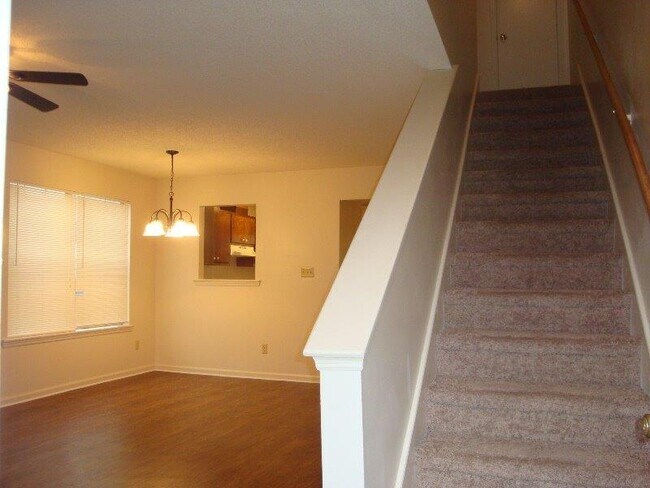 Foto del edificio - CUTE 2BR/2.5BA town house close to everything!