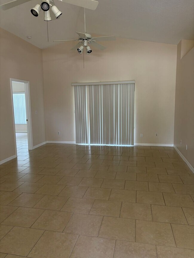 Foto del edificio - Spacious 3 Bd 2 Bth Home Available Now in Minneola!
