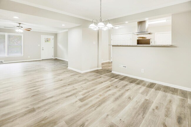 Building Photo - 2319 Delowe Dr