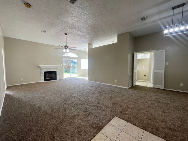 Building Photo - AVAILABLE NOW 3 Bedroom 2 Bath Home in For...