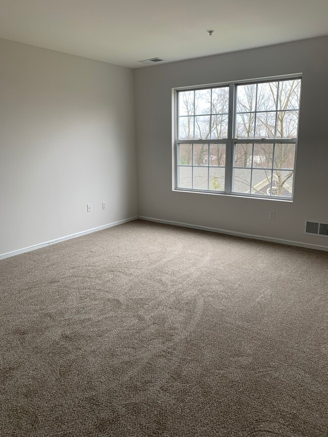 Building Photo - 718 Tallwood Ln