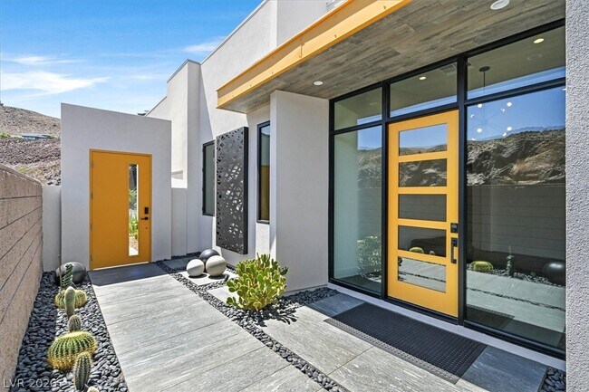 Foto del edificio - 692 Scenic Cliff Dr