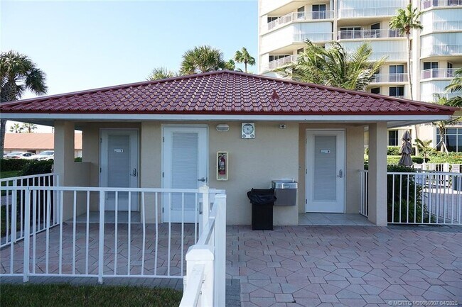 Building Photo - 3880 N Hwy A1A