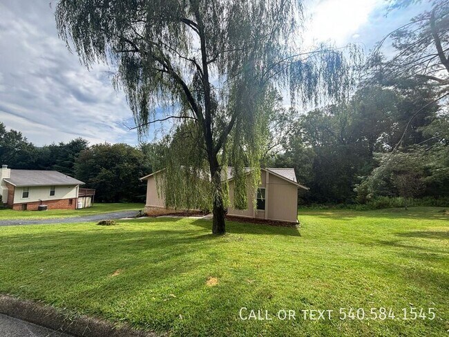 Foto del edificio - 6421 Orchard View Ln