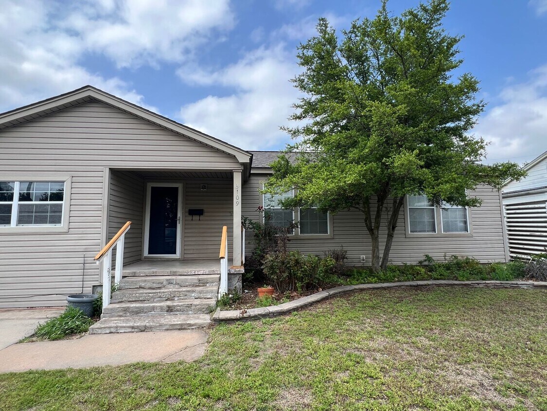 Foto principal - 3109 NW Liberty- COMING SOON!!