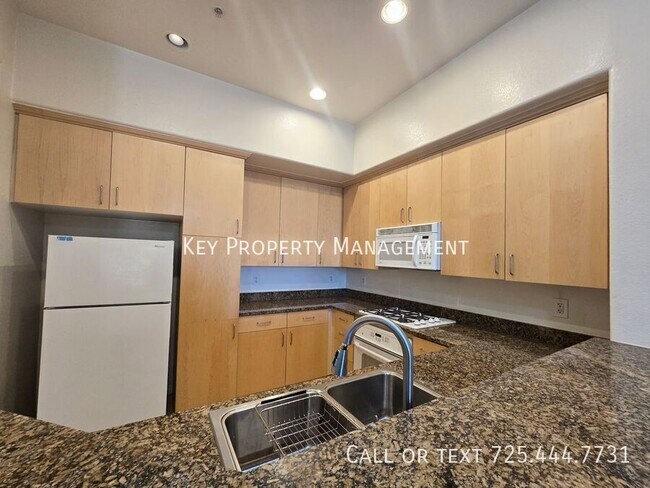 Foto del edificio - 2 Bedroom, 2 Bath Mid-Rise Condo off of La...