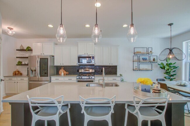 Building Photo - 4 Bedroom 2.5 Bath Townhome in Oyster Point - Mount Pleasant