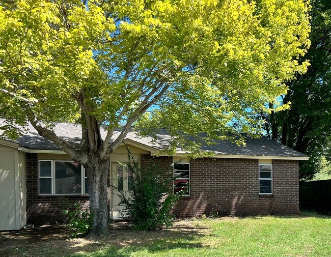 Building Photo - $1,200.00 move-in-special