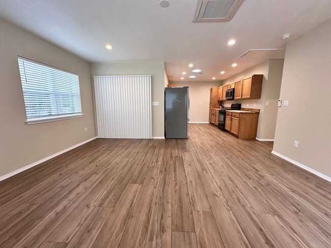 Building Photo - Coming Soon! 1 Bedroom 1 Bathroom with Ref...