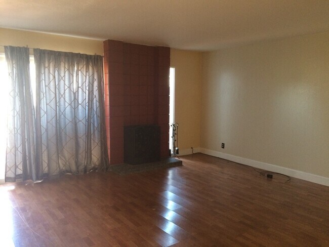 Building Photo - 3118 El Paseo - 30% Rental Fee