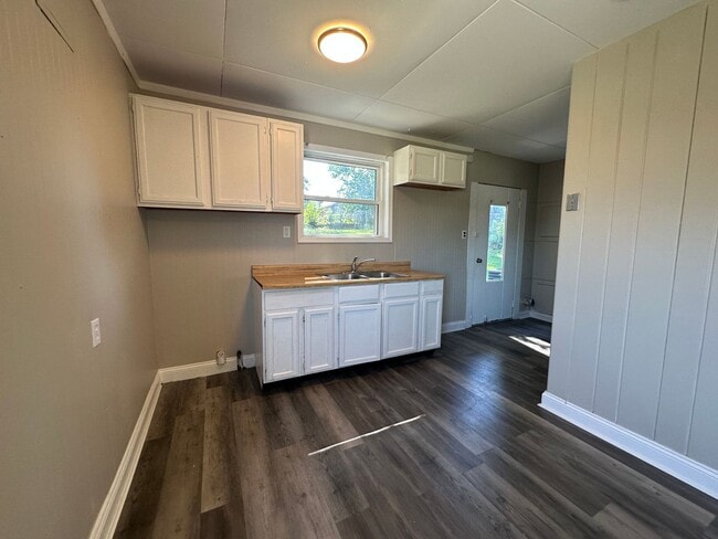 Building Photo - 6906 Woodrow Ave