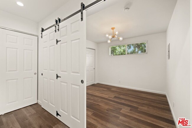 Building Photo - 5138 S Hillcrest Dr