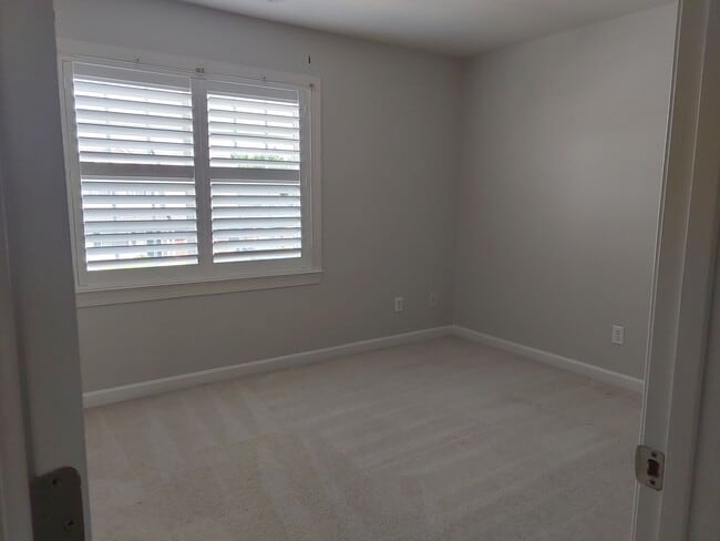 Building Photo - This unit is in a great location!