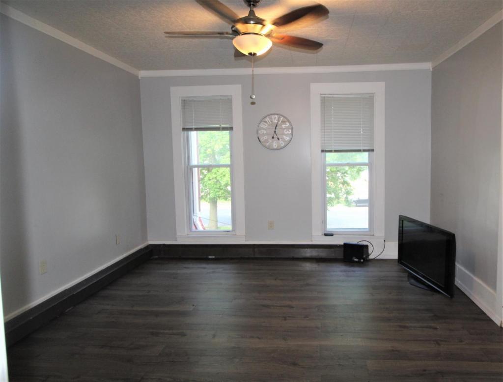 Foto principal - 2127 E Broadway