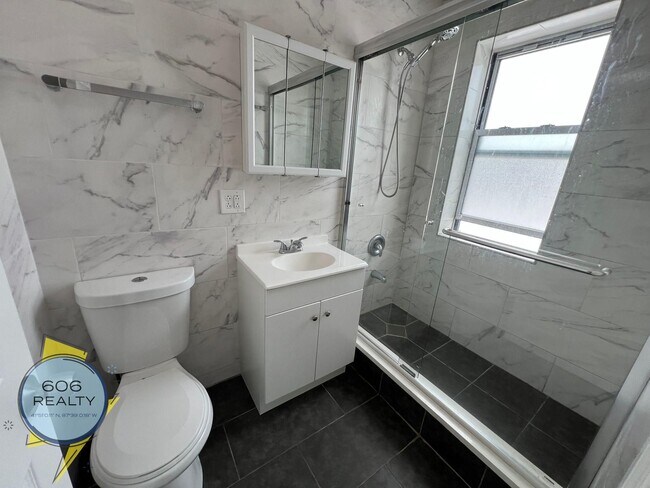 Foto del edificio - 3420 W Irving Park Rd