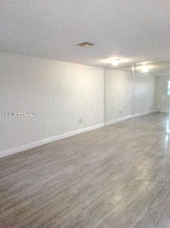 Building Photo - 550 SW 115th Ave