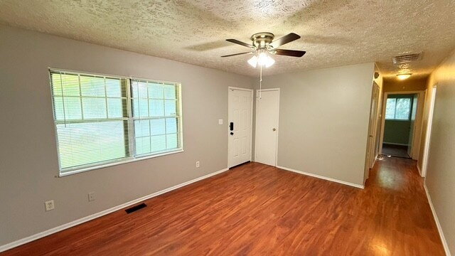Building Photo - EAST SIDE 3 BEDROOM RANCH AVAILABLE NOW!