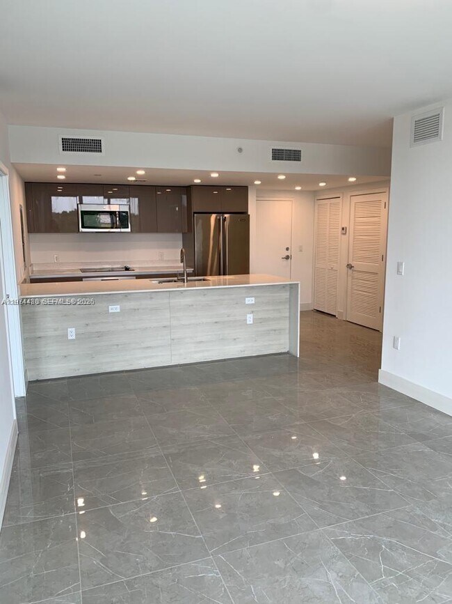 Foto del edificio - 13800 Highland Dr