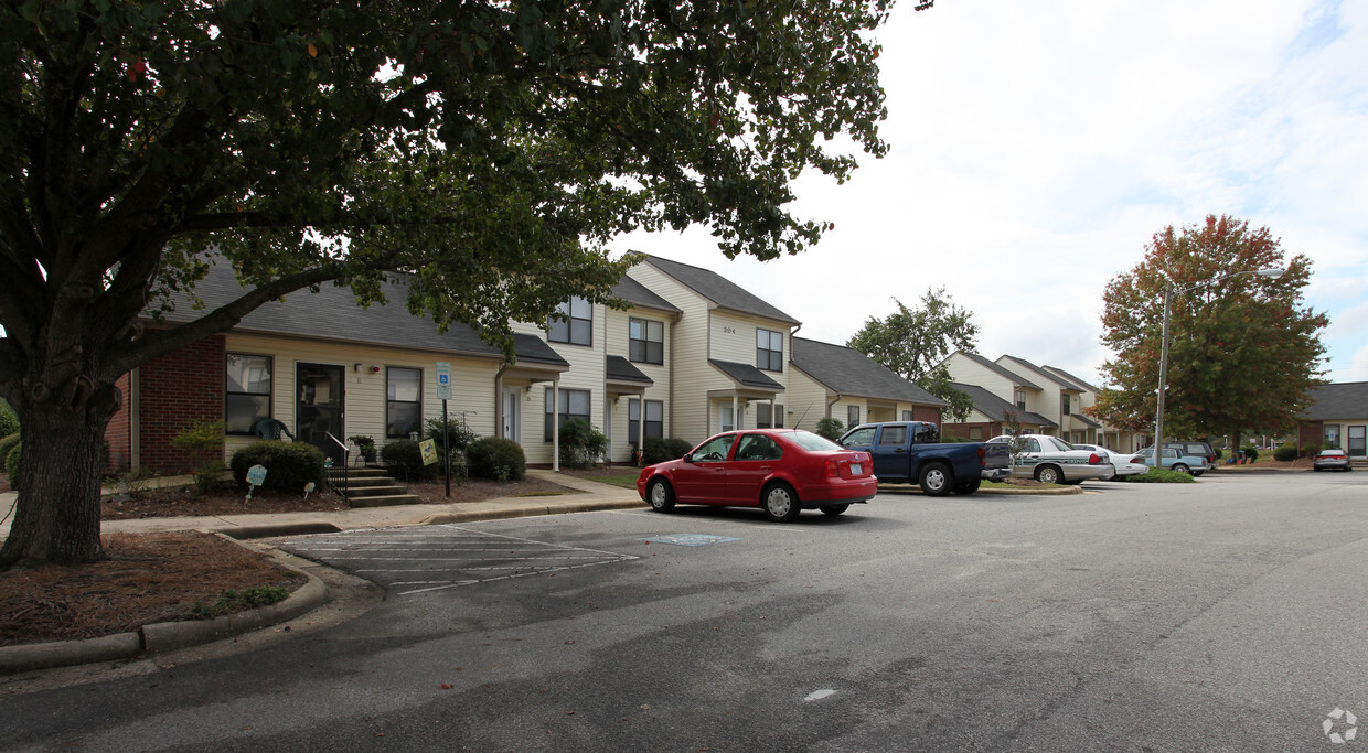 Building Photo - Twin Oaks Apartments