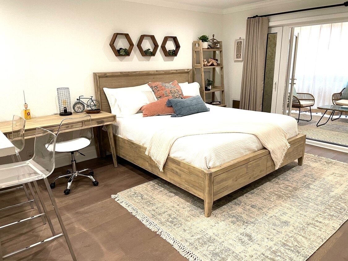 Cama king size y escritorio - 77 15th St