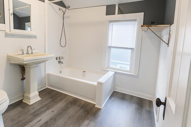 Foto del edificio - 1801 N Wisconsin St