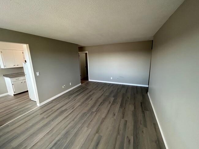 Building Photo - 443-443 Lorne St N