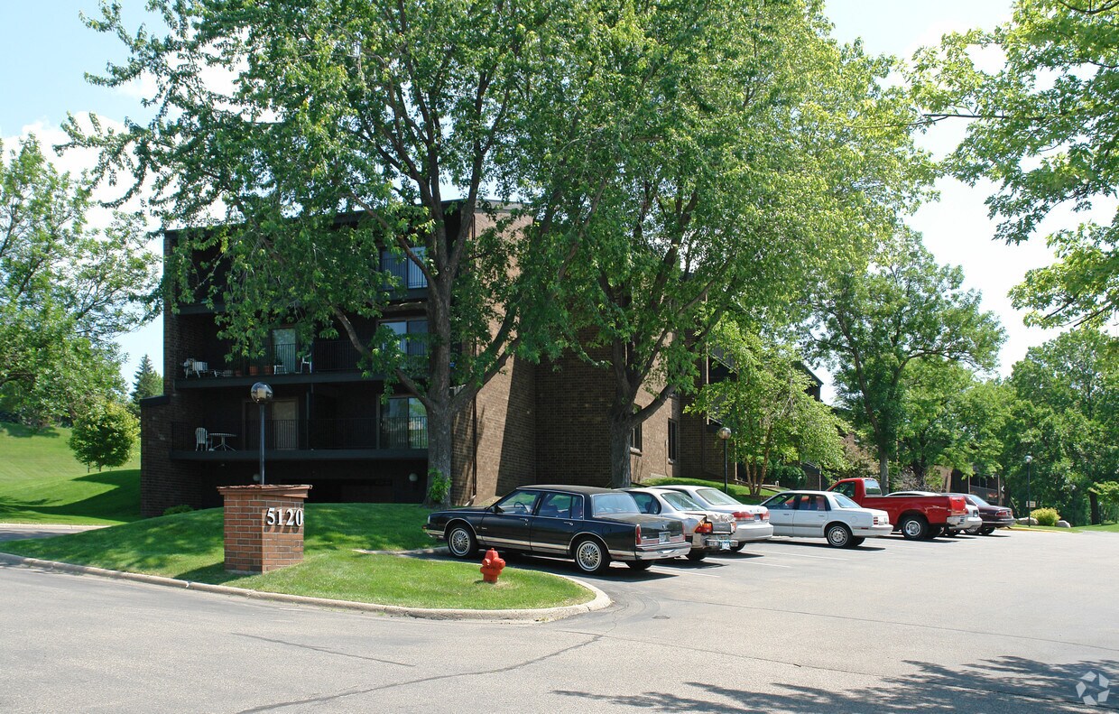 Lochmoor Condos and Lofts Apartments in Bloomington, MN