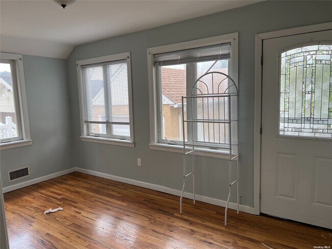 Foto del edificio - 2858 Sampson Ave