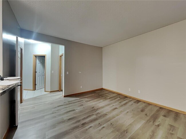 Foto del edificio - 9049 Garland Ln N