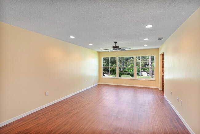 Building Photo - 900 Jasmine Ln