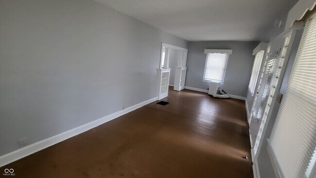 Building Photo - 1527 N Chester Ave
