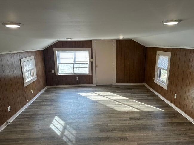 Building Photo - 1 Bedroom, 1 Full Bathroom House - Within walking distance of Downtown Springdale