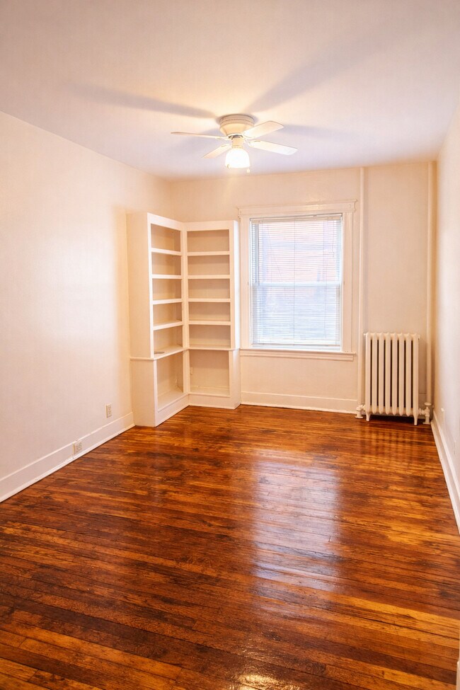 Estudio-Sala Principal - 575 Farmington Ave