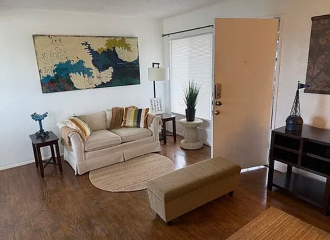 Foto del edificio - 4068 Oakcrest Dr