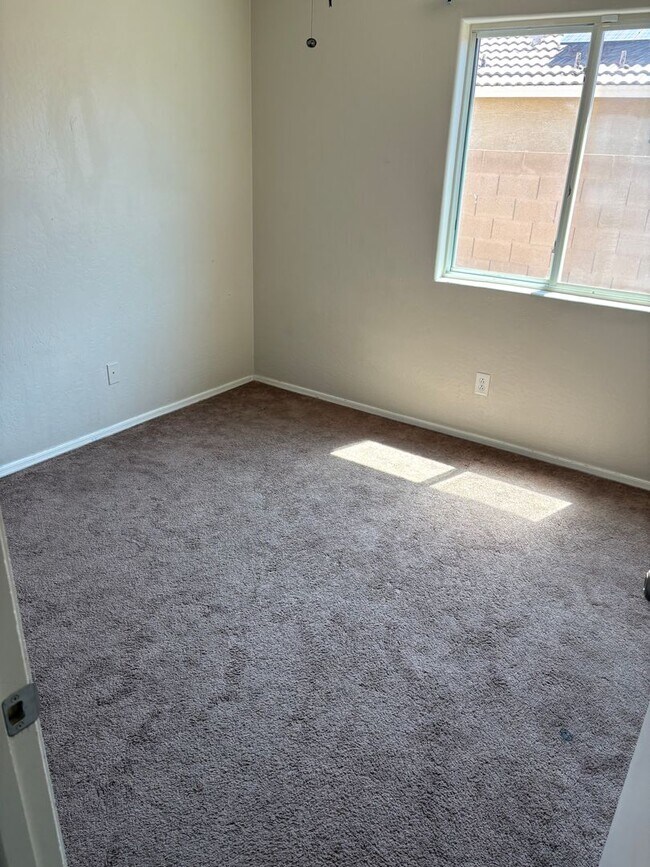 Foto del edificio - 4 bedroom home in Surprise