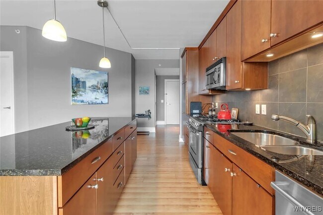 Foto del edificio - 132 Lakefront Blvd