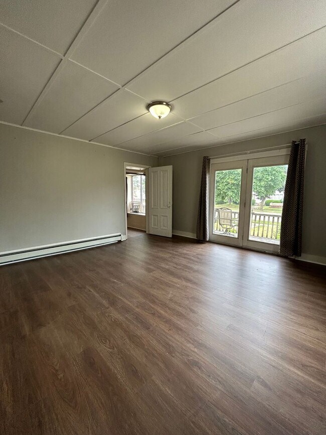 Foto del edificio - Spacious Three Bedroom Near Campus