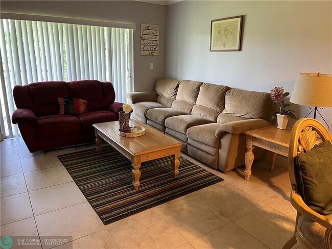 Foto del edificio - 981 Hillcrest Ct