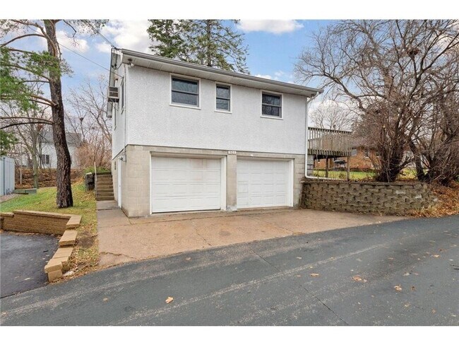 Building Photo - 903 Manomin Ave