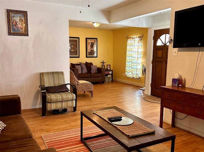 Foto del edificio - 7810 Kellwood Dr