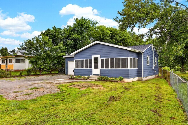Foto del edificio - Charming 2-Bedroom Home with Garage – Pet Friendly!