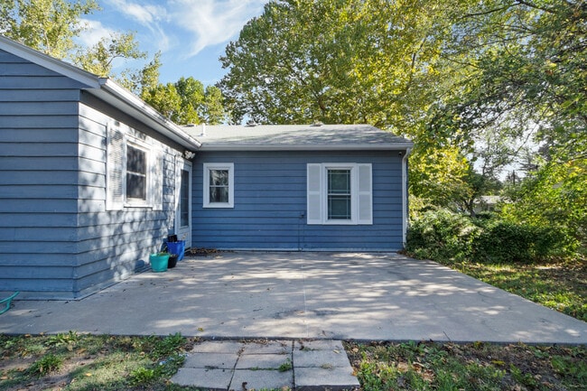 Building Photo - 1955 Lincoln Dr