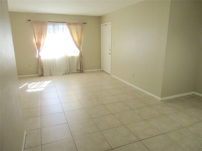 Building Photo - 1230 Shadowdale Dr