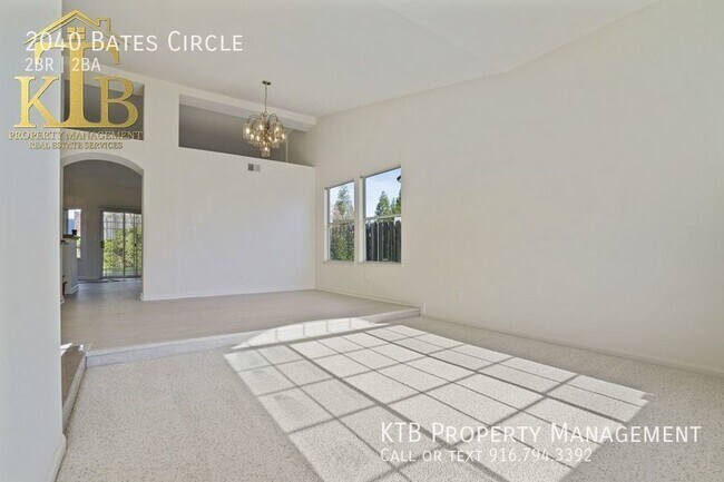 Building Photo - Great 2 bedroom with den & 3 car garage