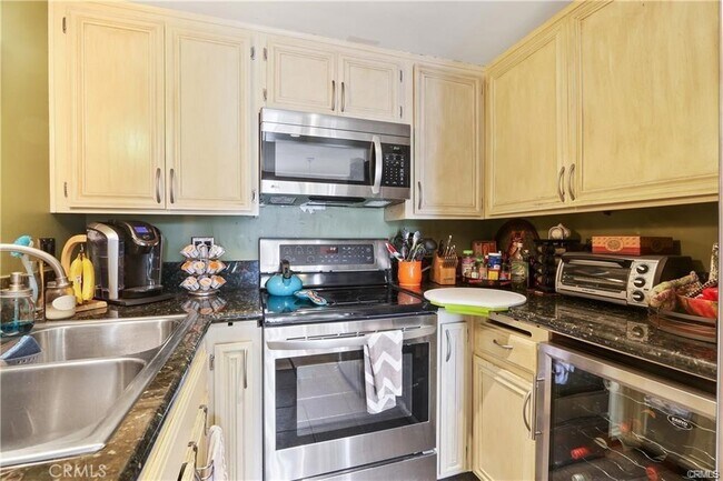 Building Photo - 200 Elm Ave